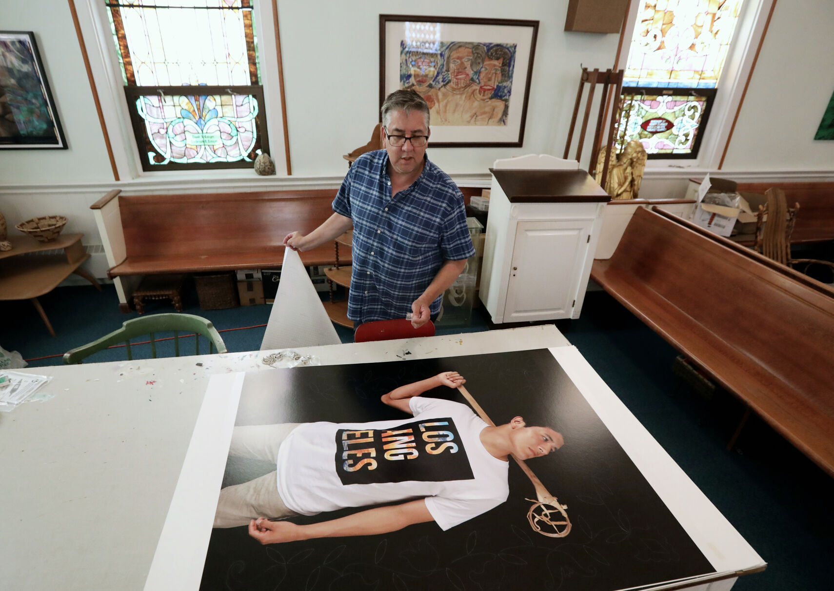Tom Jones with photo portrait on table